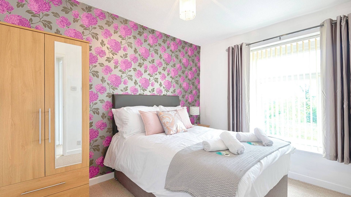 Landore Apartment | Hosea Accommodation - Free Parking!