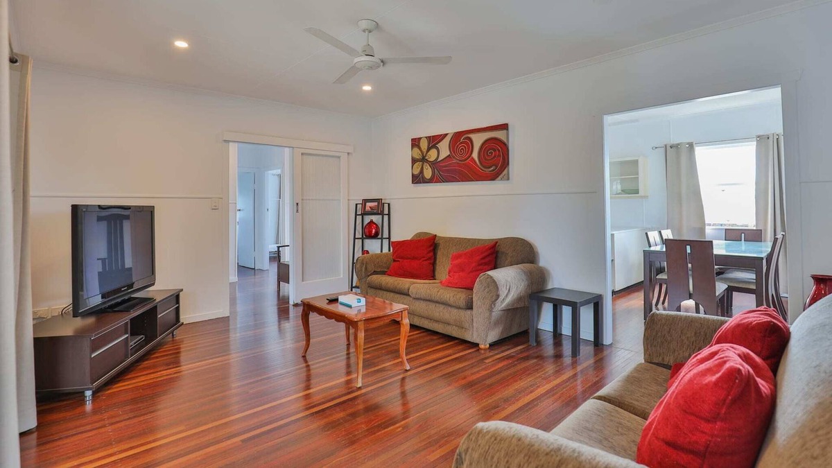 Bundaberg West House | Hospital Precinct with Air-con and access to Pool