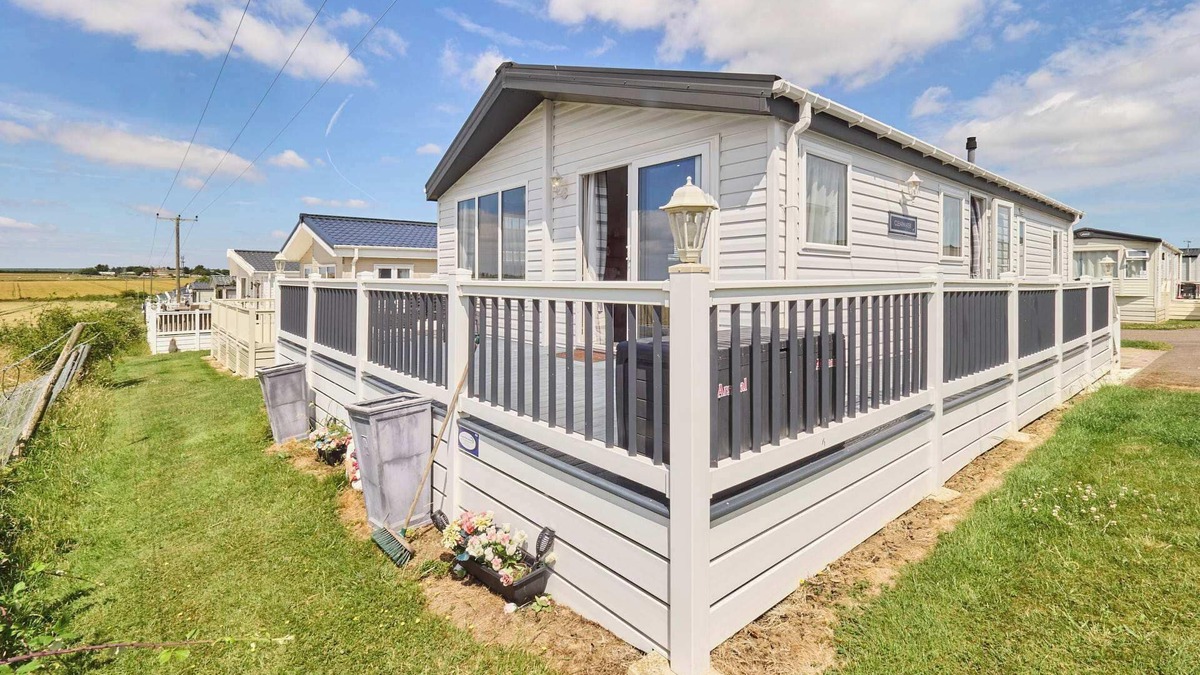 Leysdown-on-Sea Ski Chalet | Host & Stay | Clearwater Willerby Lodge