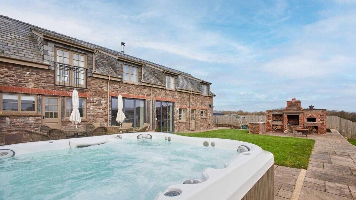 Llanfihangel Tal-y-llyn House | Host & Stay | Coed Farm