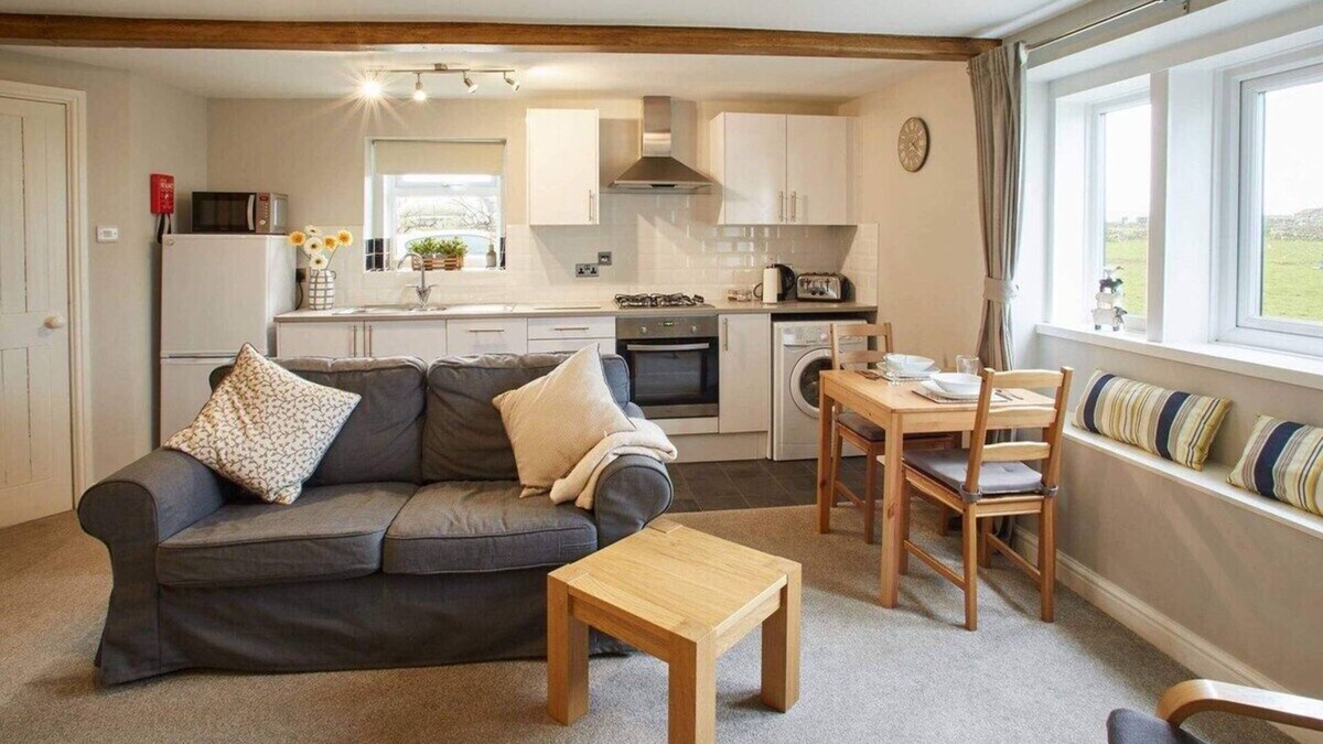 Flockton House | Host & Stay | Cosy Cottage
