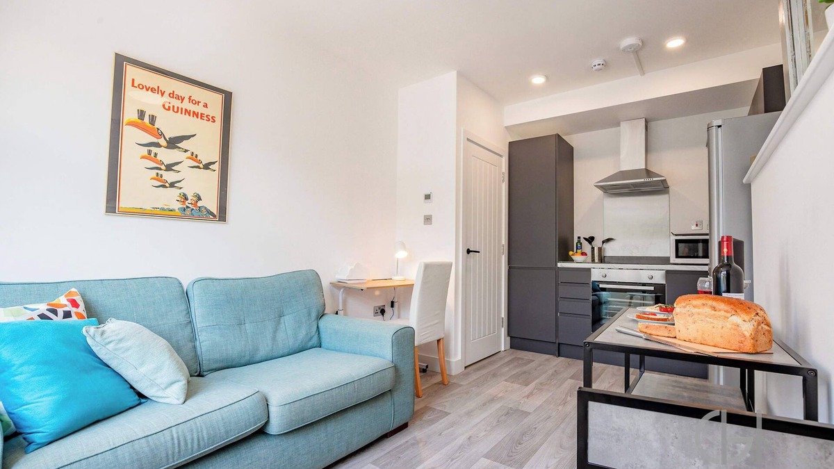 Caterham Apartment | Host & Stay | Croydon Road Dwelling