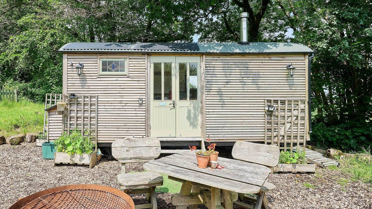 Bideford Cabin | Host & Stay | Dipple Farm Shepherds Hut