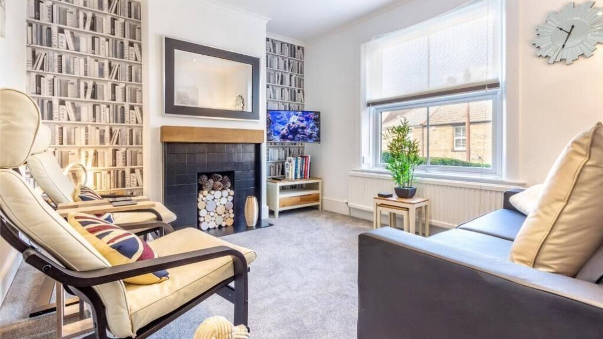 Caterham House | Host & Stay | Farningham Residence