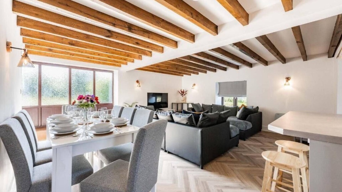 Roughton House | Host & Stay | Fender Cottage
