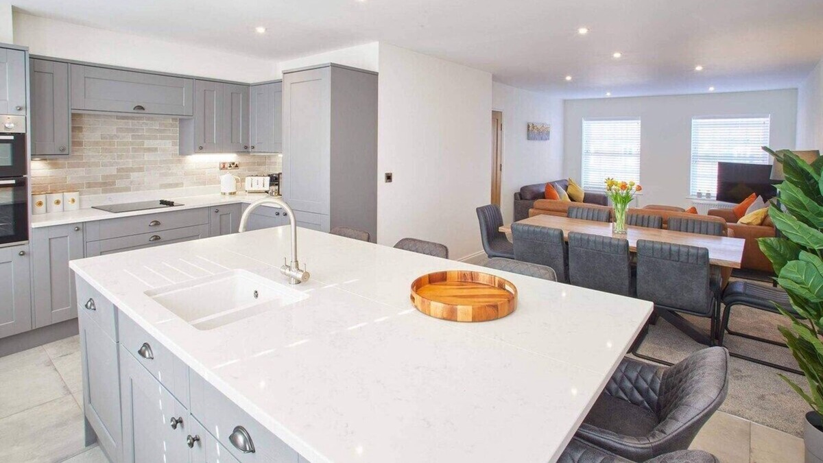 Whitby House | Host & Stay | Lemonade Arch
