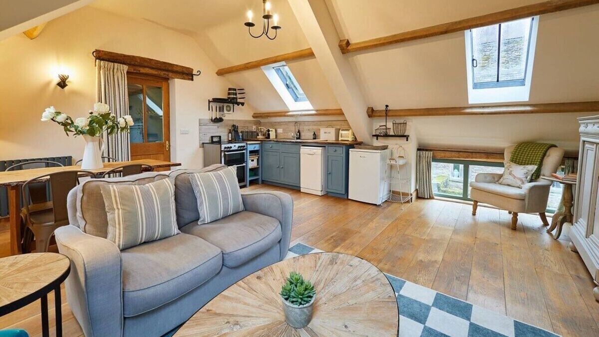 Cwmdu House | Host & Stay | Llewenau Draw