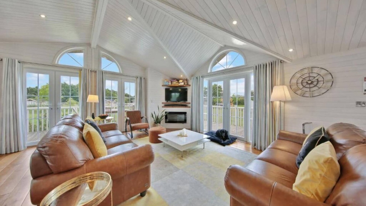 Hundall House | Host & Stay | Mahonia Lodge