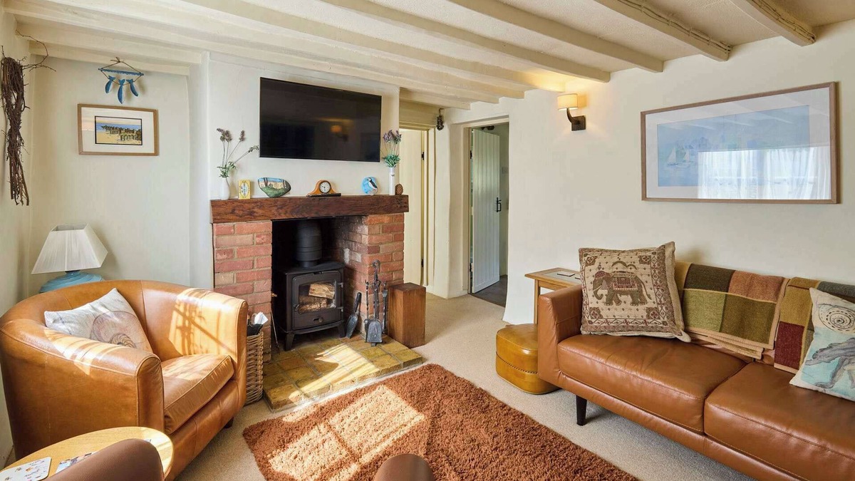 Saxthorpe House | Host & Stay | Pebble Cottage