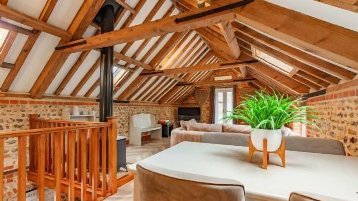 Roughton Apartment | Host & Stay | Rogues Barn