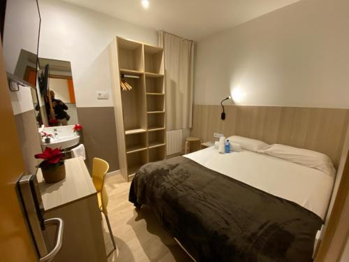 La Maternitat i Sant Ramon House | Hostal BESTPRICE Barcelona Stadium