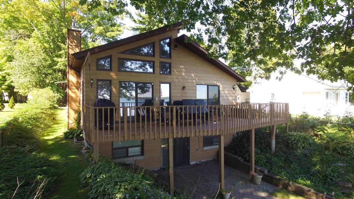Cumberland Beach House | Hostaville is a Beautiful Waterfront Four Season Home in South Muskoka