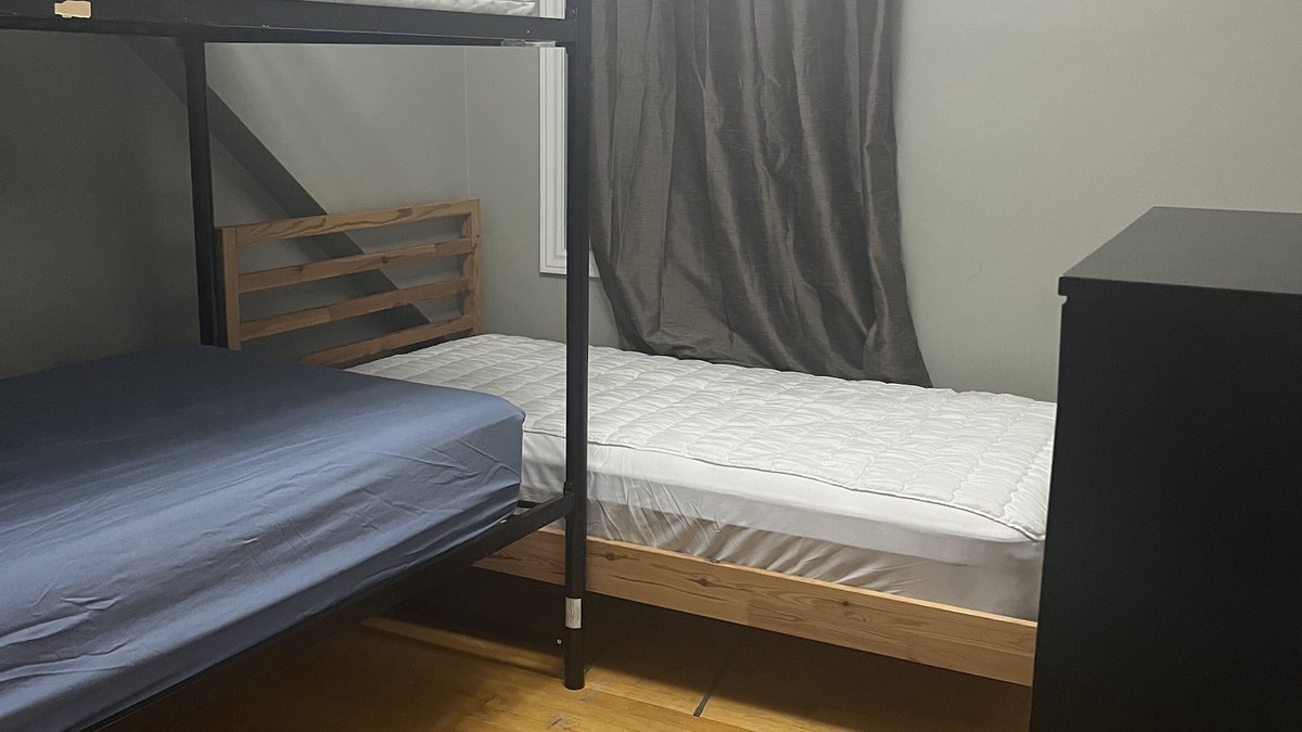 Centretown West Apartment | Hostel Gladstone Ottawa Ontario rooms availability confortable near parliament.
