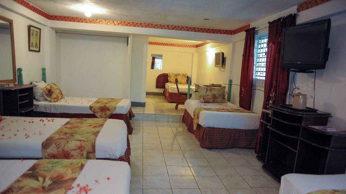 Montego Bay Hotel | Hostel room 6 beds at Hotel Glorianna