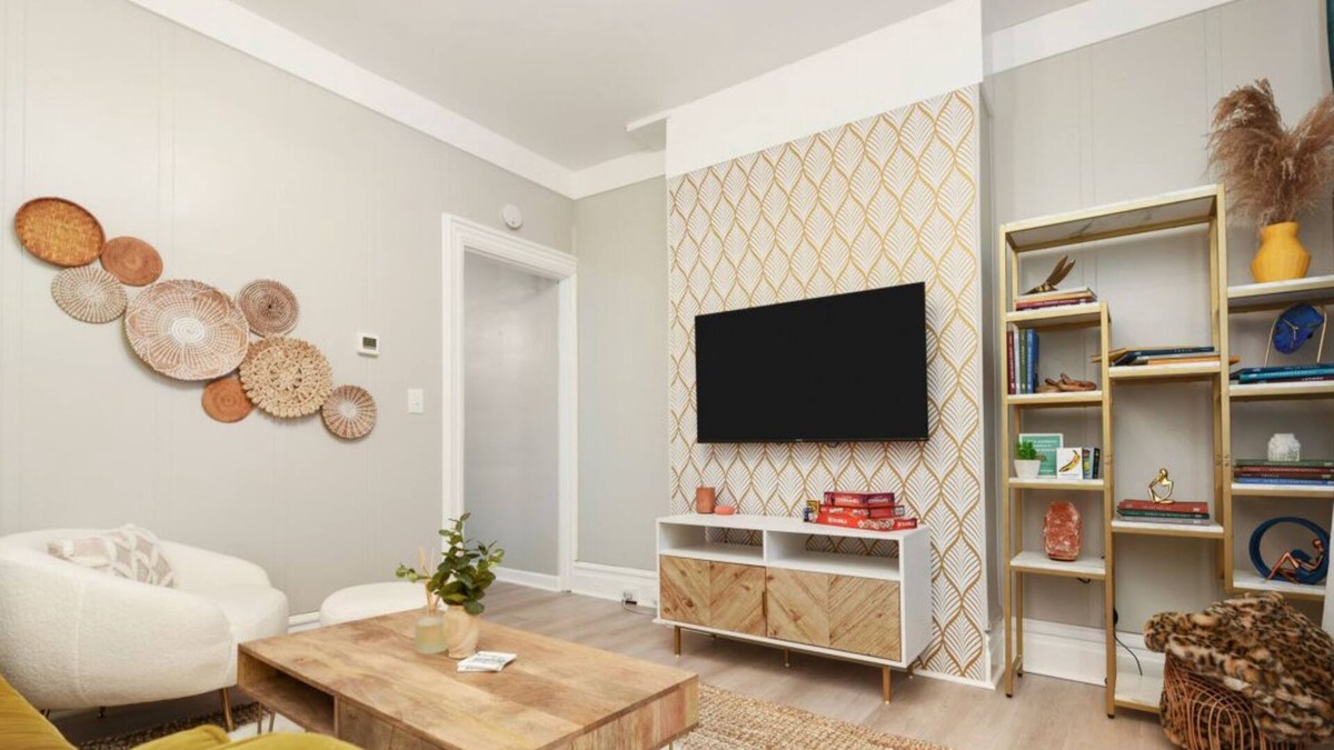 Lawrenceville House | ★ HostWise Stays ★ 4 Blocks From UPMC Children's