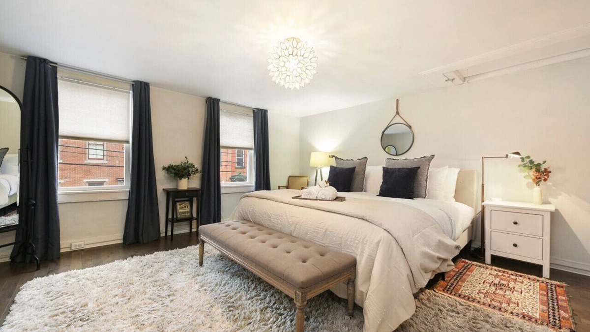Central Northside House | ★ HostWise Stays ★ Off-Street Parking, King Bed, Amazing War Streets!