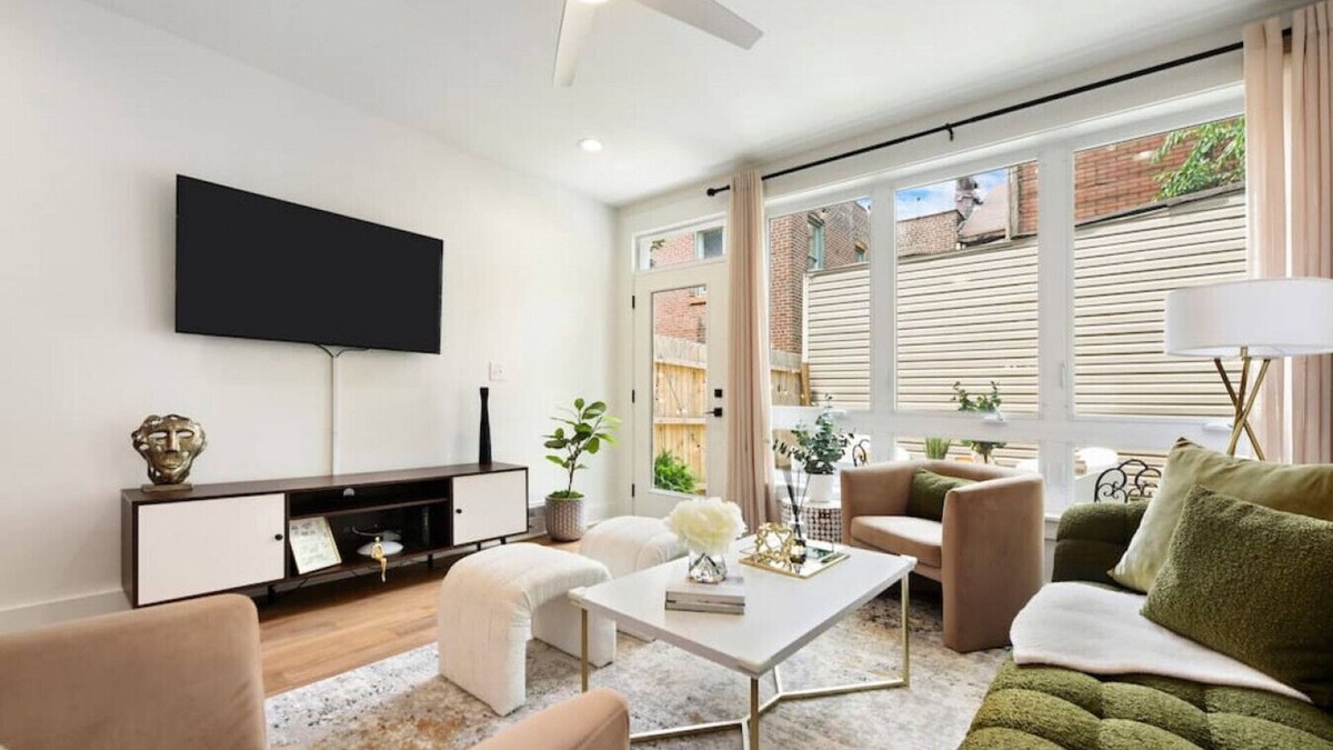 East Allegheny House | ★ HostWise Stays ★ Pet Friendly, Balcony & Patio, and an easy walk to bars & restaurants!