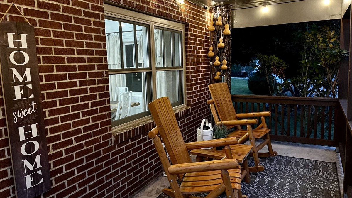 Clayton Cottage | Hot Specials, Close to everything! Guests love it!