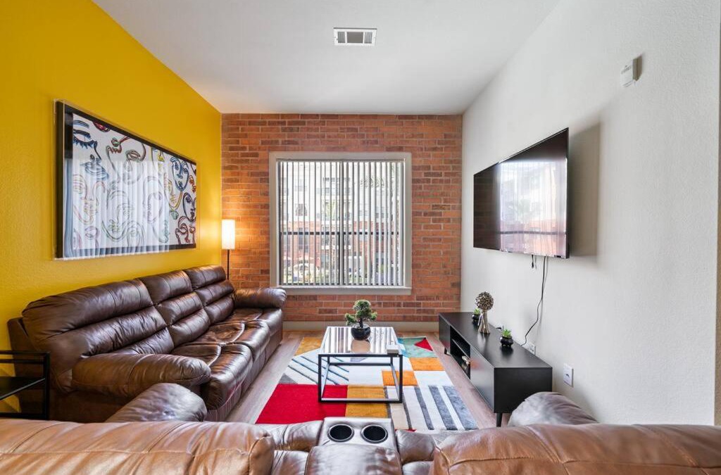 Brookhollow Apartment | Hot Spot Loft mins from Galleria