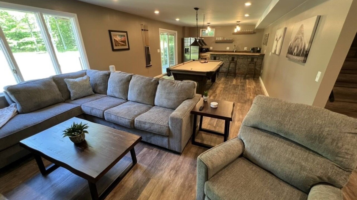 Alanson House | Hot Tub 15 Minutes to Boyne and Nubs!