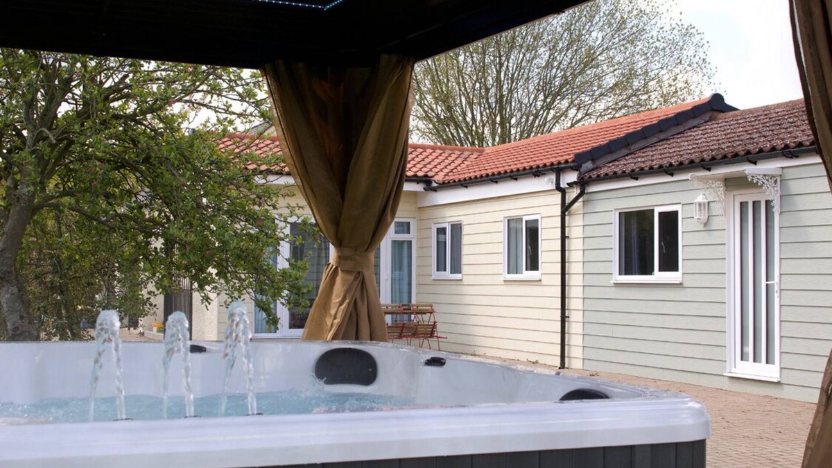 Dymock Cottage | # Hot Tub - 2 Bed Cottage - Supplement applies for more than 2 people