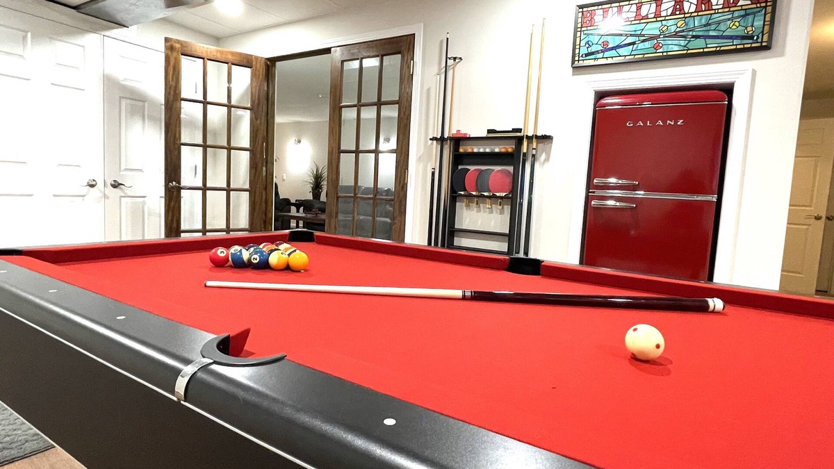 Oshkosh House | Hot tub - 4 Bedroom - 3.5 Bathrooms - Perfect Location