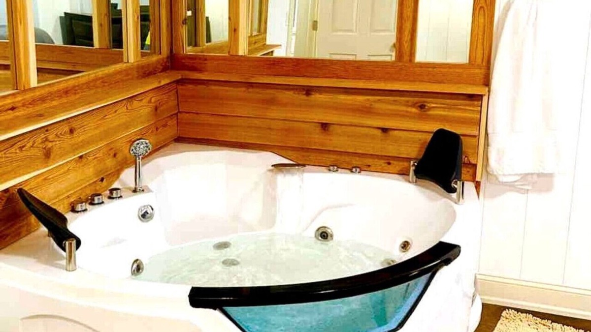 Moorhead Apartment | Hot Tub 5 beds Great Location!