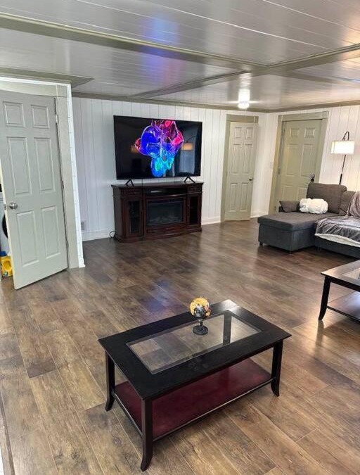Moorhead Apartment | Hot Tub 5 beds