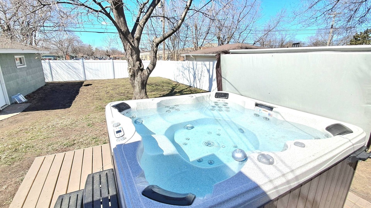 Richfield House | Hot Tub, 5 Minutes to Airport, Mall of America, Games, Family fun!