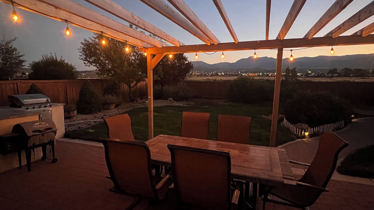 Reno House | HOT TUB, AC,MOUNTAIN VIEW, OUTDOOR DINING AREA & PET FRIENDLY, EV plug