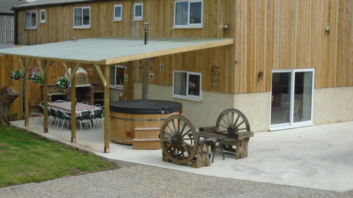 Ferrensby Cabin | hot tub accomodation for 12 6 bedrooms all on suite yorkshire