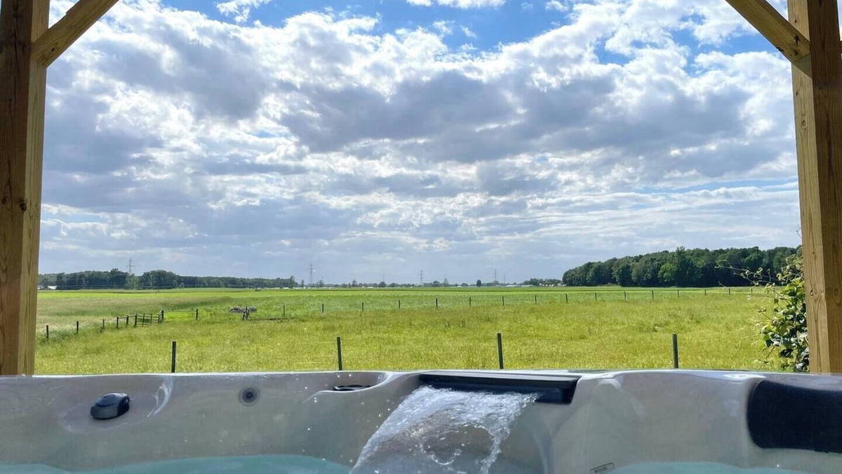 Middlebury House | | Hot Tub | Amish Farm Country | Pergola | Deck |