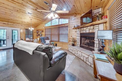 Broken Bow House | Hot Tub and Deck Broken Bow Azalea House