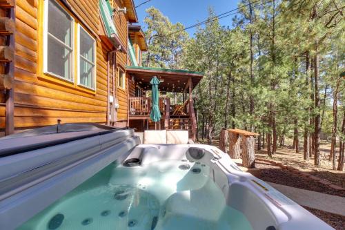 Pinetop-Lakeside House | Hot Tub and Decks Sherwood Forest Cabin