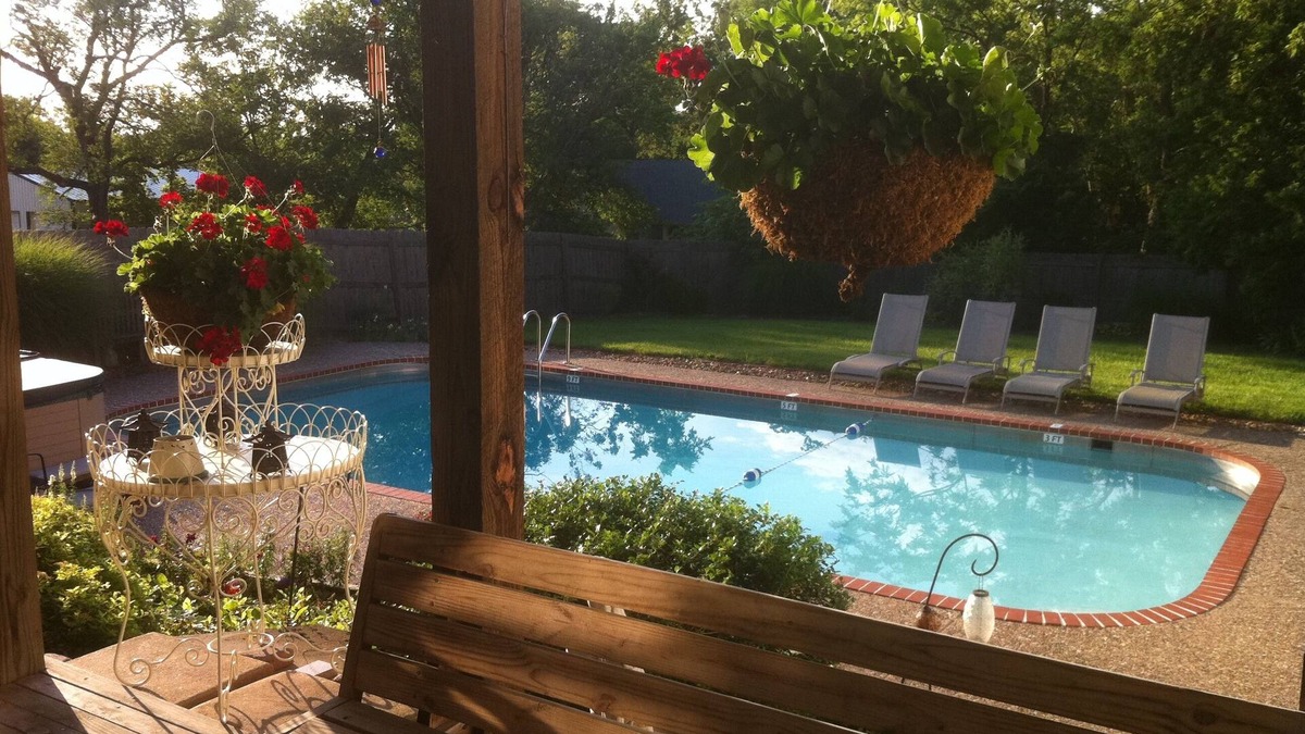 Warrenton House | Hot Tub and Private Pool, 7 Bedroom, 4 Bathroom Home. Sleeps 16 comfortably.