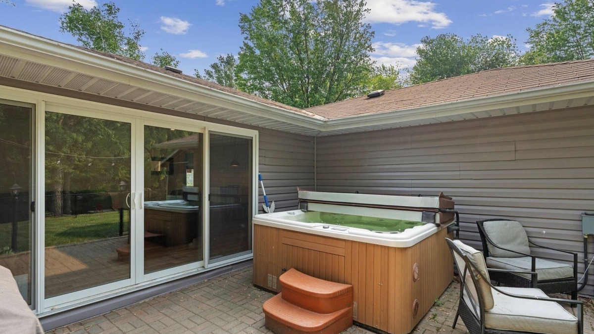 Carden Cottage | Hot tub and swimming pool