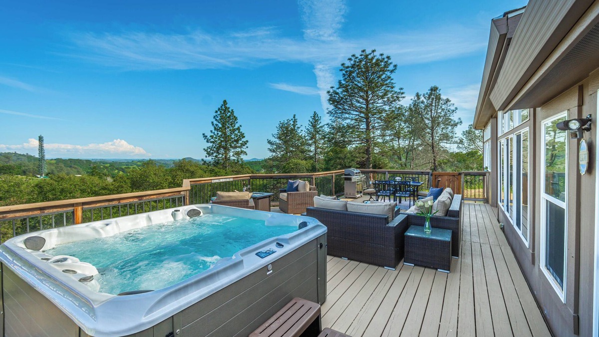Cool House | Hot Tub - BBQ - Pool Table - Mountain View - Close to Wedding Venues