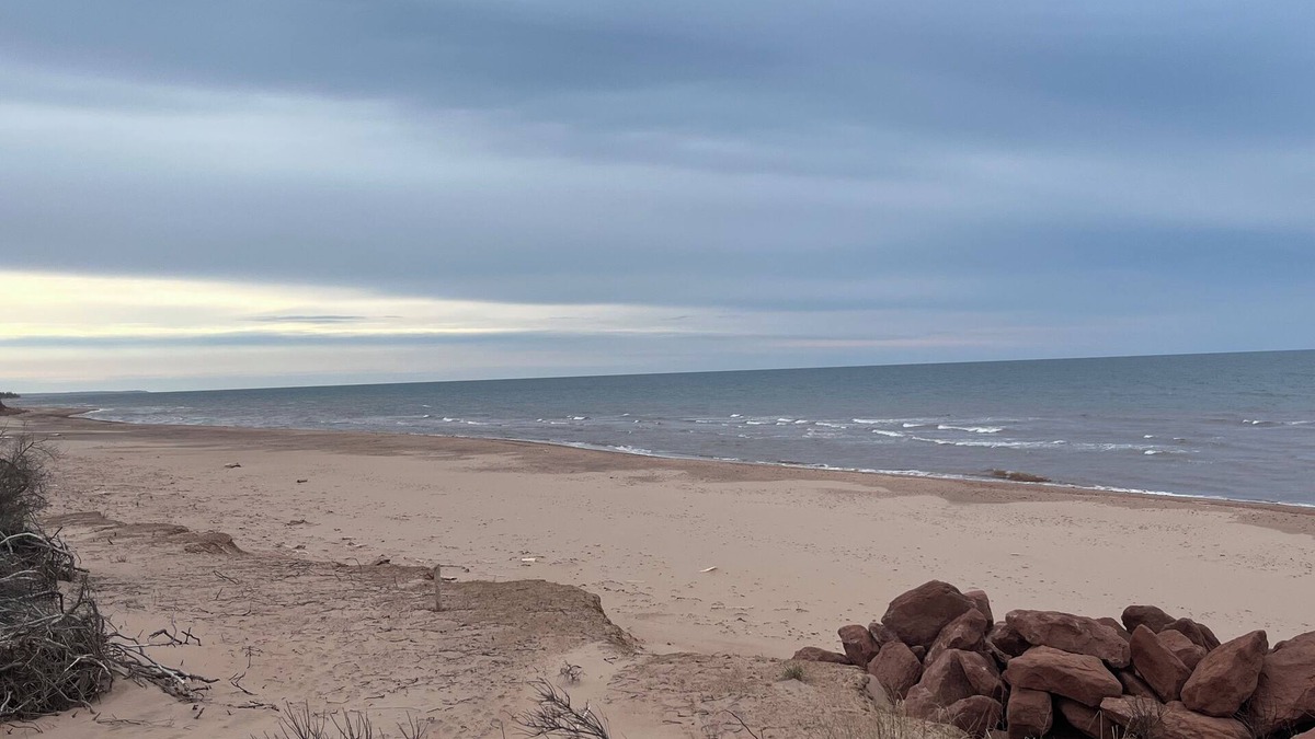 Grand Tracadie House | HOT TUB, BEACH 2 MINS, SEAFOOD, TRAILS, GOLF COURSES, DALVAY, DRIVE-IN THEATRE