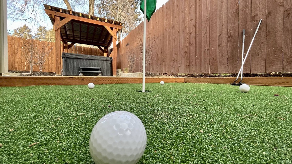 Southeast Bend House | ~Hot Tub~Bocce~Putting Green~King Bed~Modern Construction