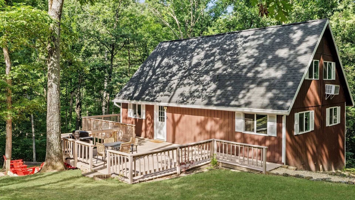 Ridgeway Cabin | Hot Tub Chalet-Fire Pit, Grill, Stream & Big Yard