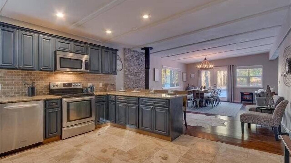 Country Club Estates House | Hot Tub, Close to Golf - Central to 3 Ski Resorts