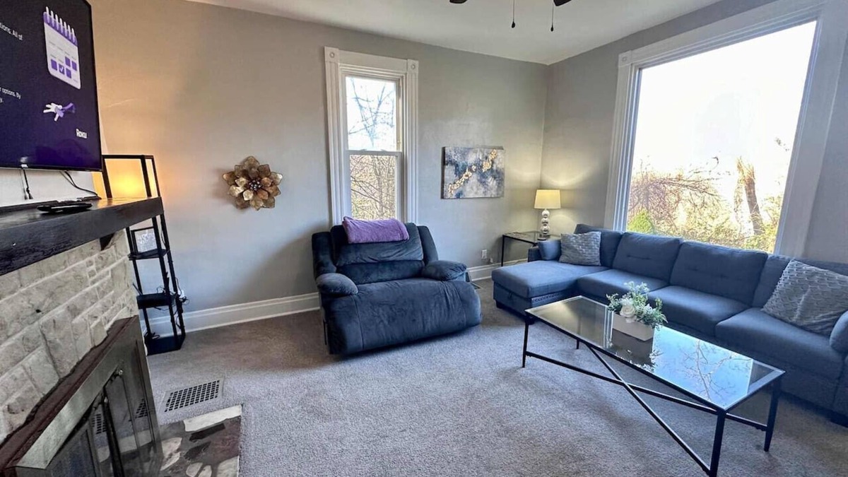 South Hills House | HOT TUB Cozy Woodsy retreat close to the City