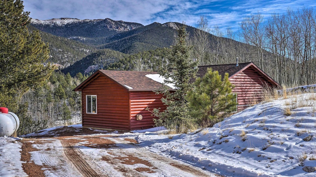 Rainbow Valley Cabin | Hot Tub, Deck & Grill: Mtn-View Divide Cabin