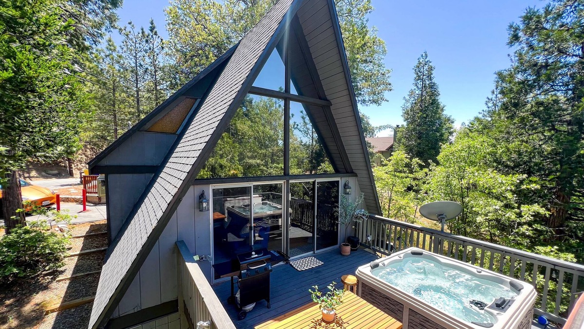 Lake Arrowhead Cabin | Hot Tub - EV - Kid Friendly - A/C - Fire Pit- Arcade game - BBQ