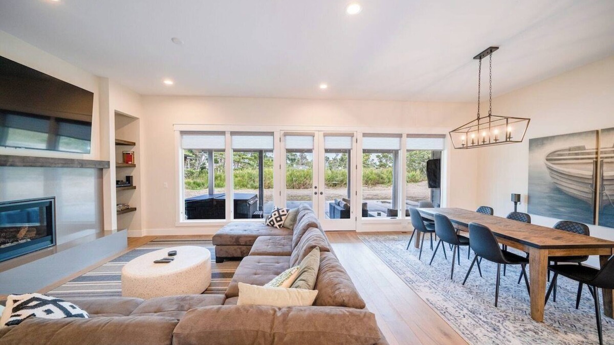 Surf Pines House | Hot Tub & Family Fun |Near Beach|King Suite Luxury