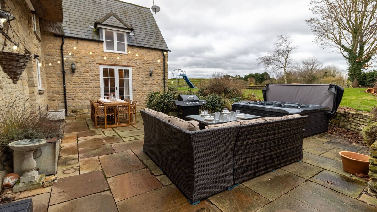 Twywell Cottage | Hot Tub Family Getaway Peaceful Escape