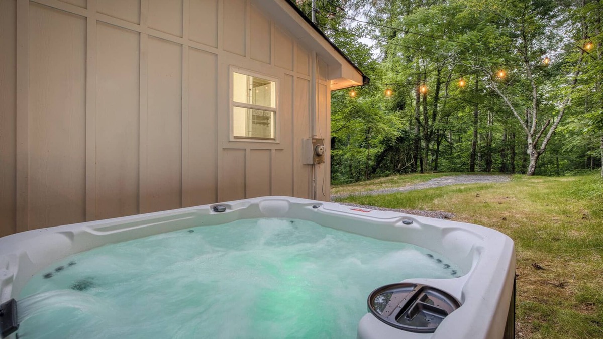 East Ellijay Cabin | Hot Tub, Fire Pit, BBQ, King-bed, Pet-friendly