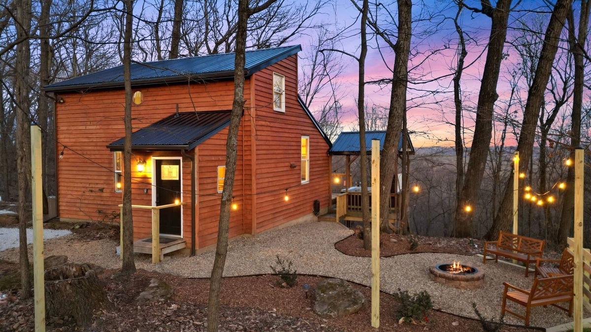 Amanda Cabin | Hot tub/fire pit/fireplace/grill/pool table/EV/pets/HOA lake/fishing