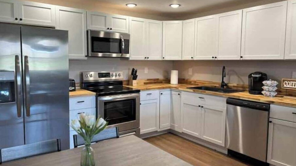 Clay City House | Hot Tub! Fire pit! Picnic area & Grill! Dog friendly! Hardwicks Creek Haven@RRG