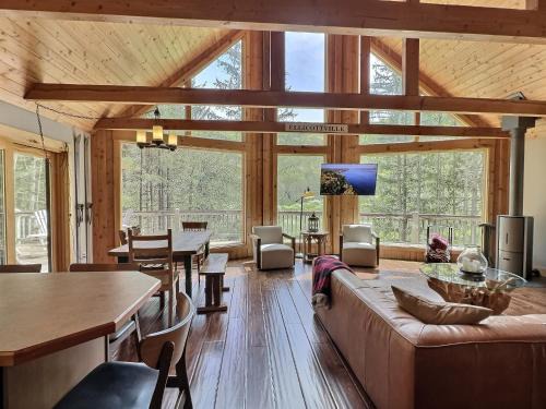 Little Valley Ski Chalet | Hot Tub & Fire Pit~The Pines Chalet